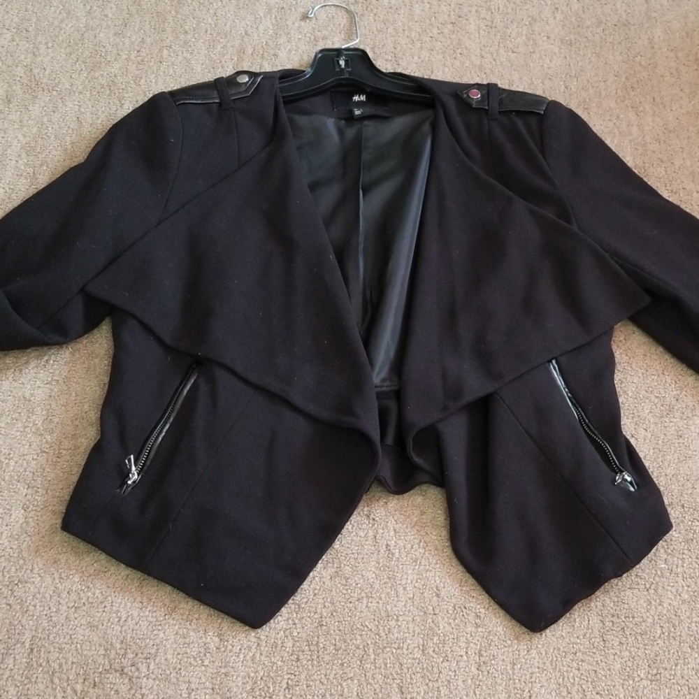 !NWOT. Black cropped blazer